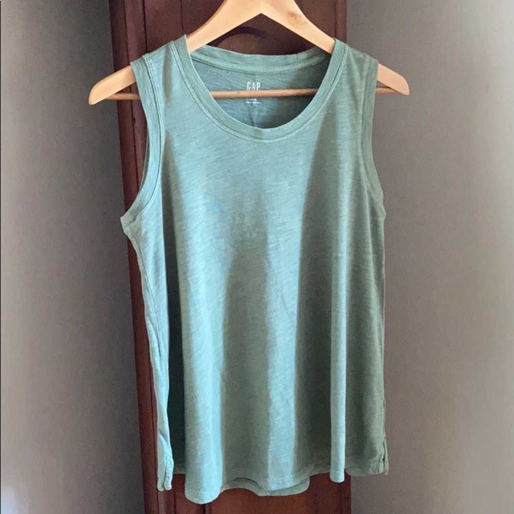Gap sleeveless easy tee
